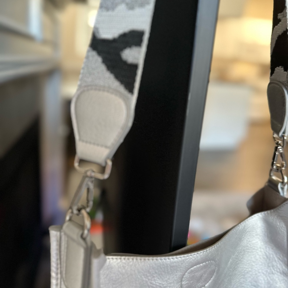 Chic Silver Shoulder Bag With Patterned Strap - image 3